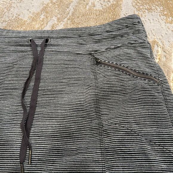 Athleta Womens Metro STRIPE Skort Skirt Shorts medium Gray Heather Active EUC - Picture 3 of 8